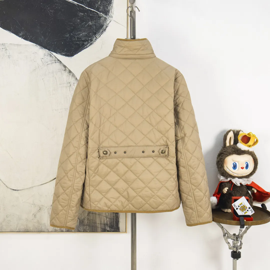 P390 zp version [Exclusive supply] Ralph Lauren/Ralph Lauren 2025aw autumn and winter popular items diamond-shaped quilted embroidered corduroy strips imitation feather jacket jacket Correct three-pocket version Slight waist design Free matching neckline ✅ Facial filling imitation feather cotton Three-in-one diamond-shaped quilted embroidery Soft and comfortable ✅ Customized double-circle brand hardware buckle back waist freely adjustable elastic design ✅ RL three-color diamond plaid cotton jacket 100% restoration Corduroy strips running through the whole body, no knots and overlaps, artificial curling, fine workmanship, highly recommended, a rare cotton jacket that does not look bloated, can be worn as an inner layer in the north, can be worn with multiple necklines, elastic waistline on the back, freely adjustable waistline, matte memory technology on the face, giving a cotton feel, not to be missed, highly recommended, color: black, white, gray green, khaki, navy blue, size: S M L XL, number: WW10950